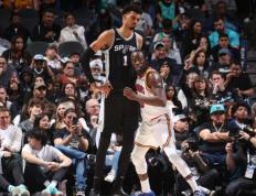 世俱杯2025-马刺鏖战澳大利亚男篮，布克一己之力扛起全队的简单介绍