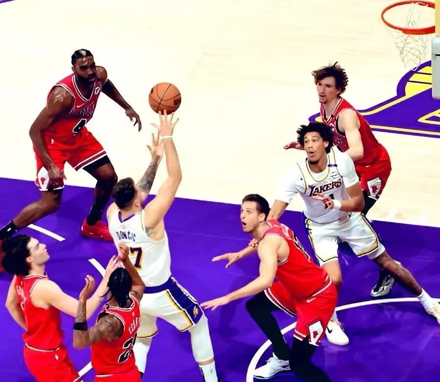 世俱杯-湖人战胜篮网，豪取六连胜的简单介绍