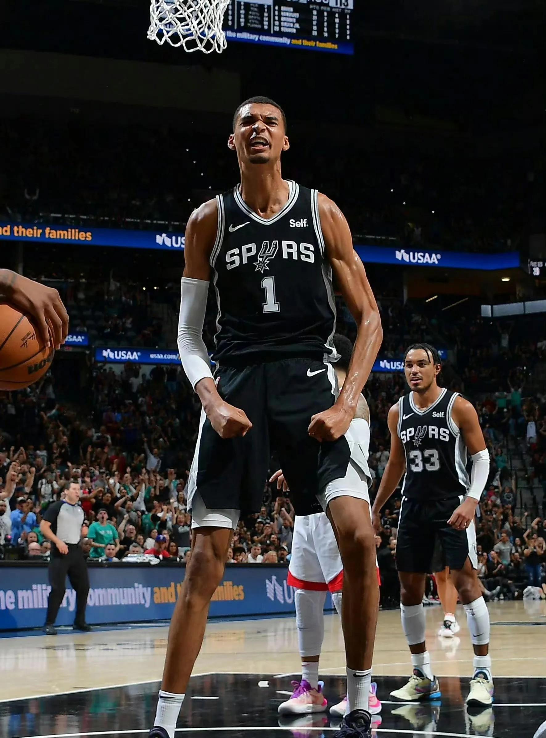 世俱杯2025-马刺鏖战澳大利亚男篮,布克一己之力扛起全队的简单介绍