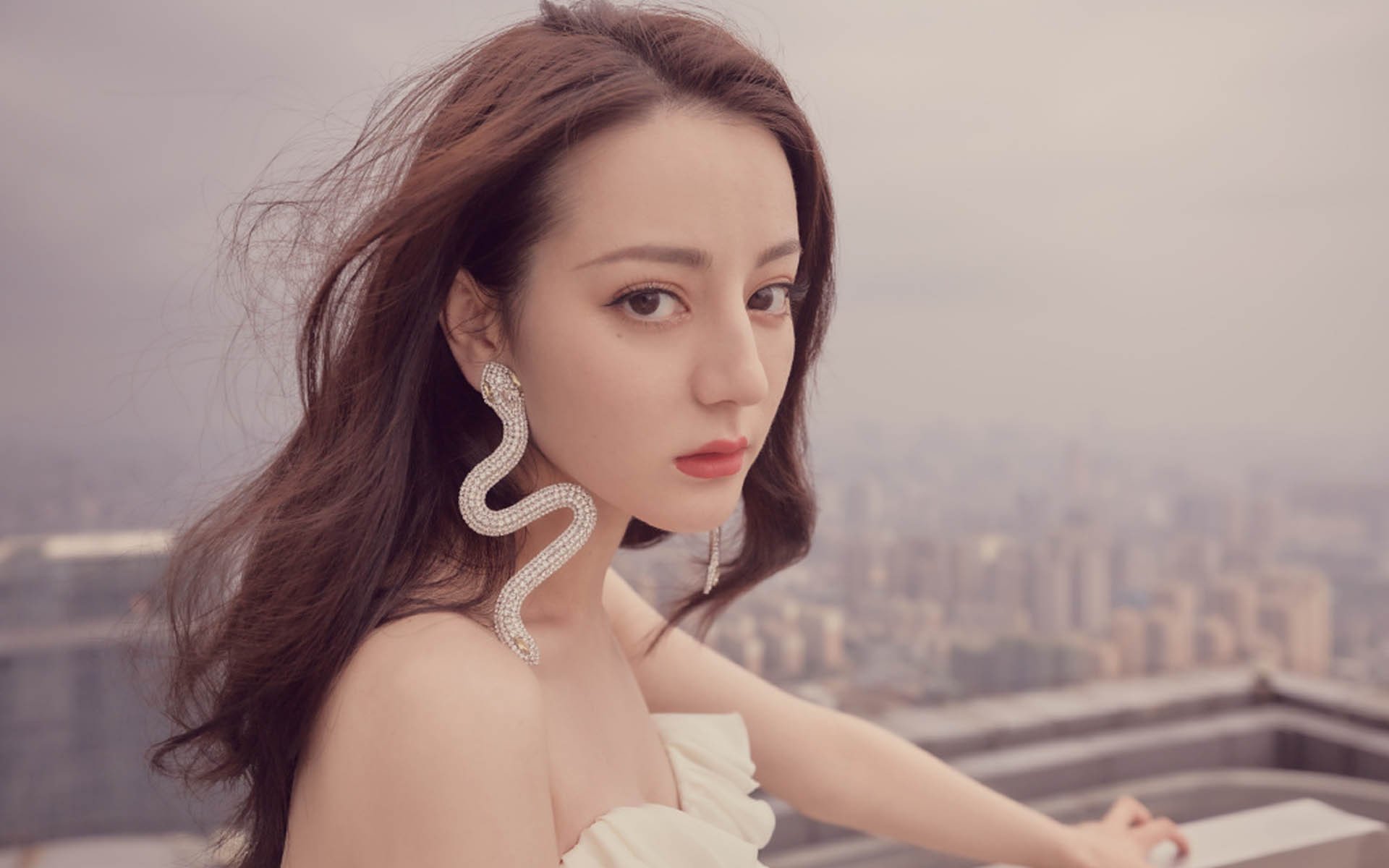 世俱杯2025-赛道烽烟中的失重信念，当奇才在上海滩碾碎的不只是轮胎